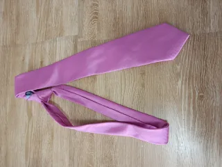 Corbata rosa usada una vez