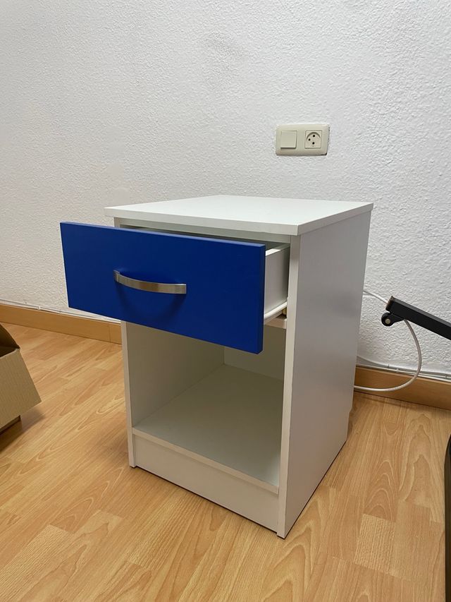 Mesita de noche con cajón azul