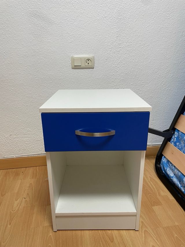 Mesita de noche con cajón azul