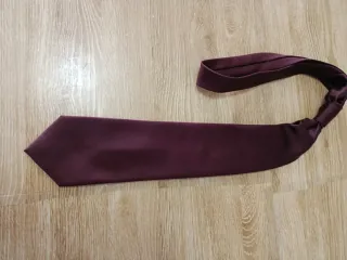 Corbata color burdeos