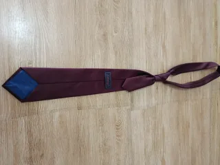 Corbata color burdeos