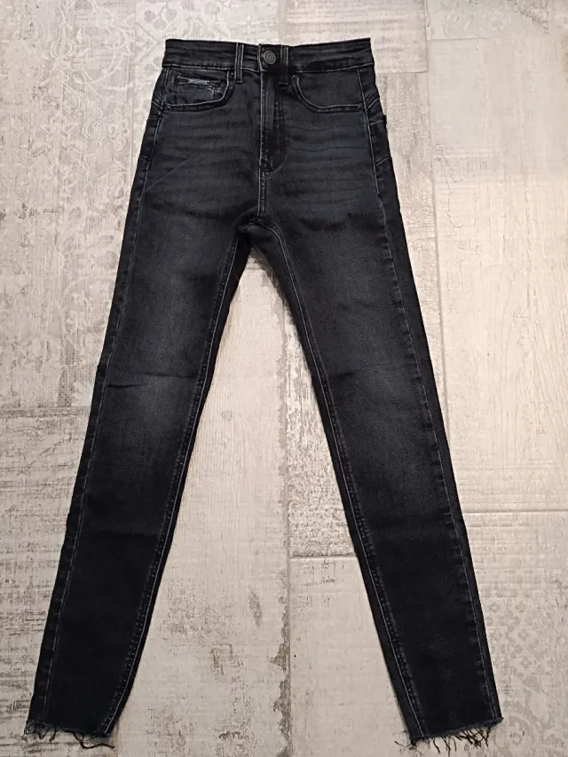 Tejanos Stradivarius pitillo. Talla 32. Negro.