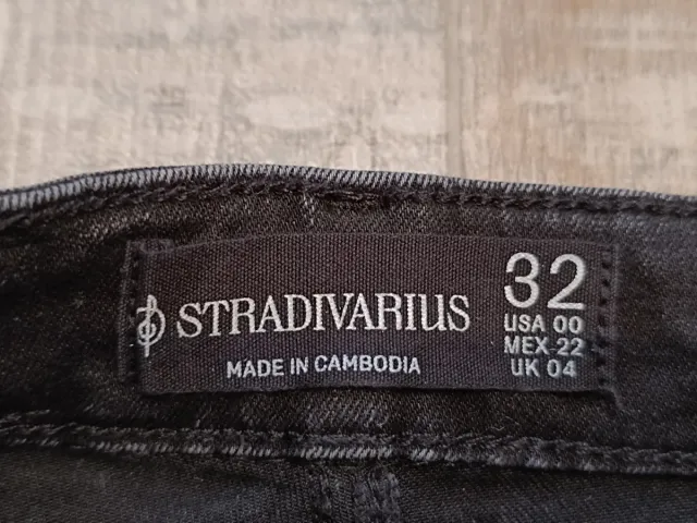 Tejanos Stradivarius pitillo. Talla 32. Negro.