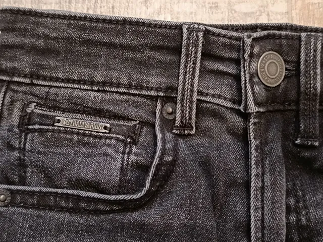 Tejanos Stradivarius pitillo. Talla 32. Negro.