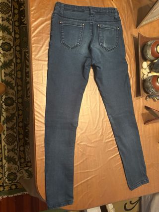 Pantalón vaquero desgastado azul