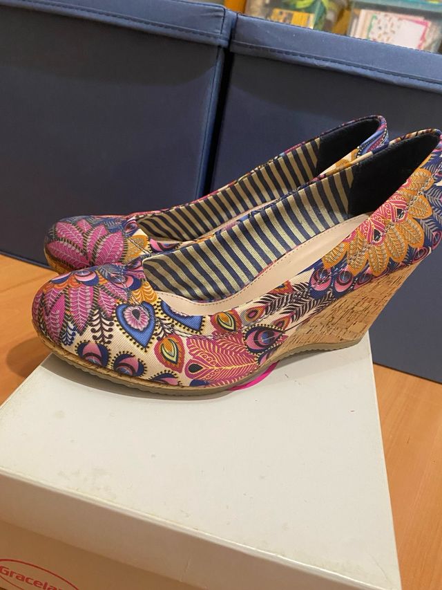Zapatos de cuña con estampado floral