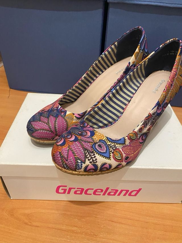 Zapatos de cuña con estampado floral