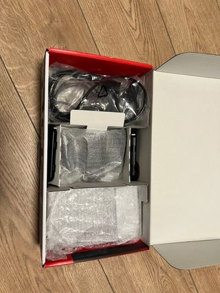 Nintendo Switch con un juego, cristal protector