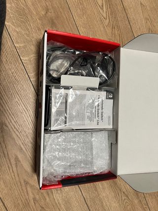 Nintendo Switch con un juego, cristal protector