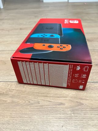 Nintendo Switch con un juego, cristal protector