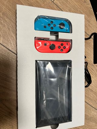 Nintendo Switch con un juego, cristal protector