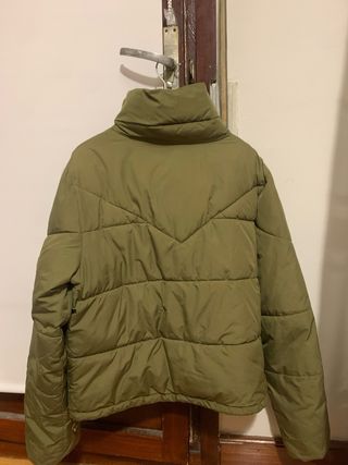 Chaqueta acolchada Bershka verde militar Talla M