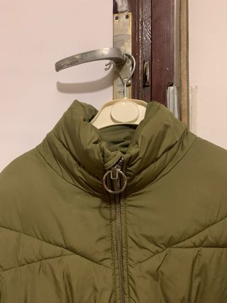 Chaqueta acolchada Bershka verde militar Talla M