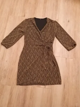 Vestido fiesta negro y dorado talla M Tiene licra.