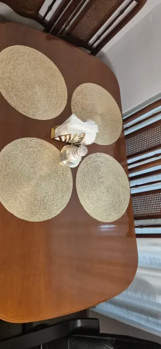 Mesa de comedor de madera.