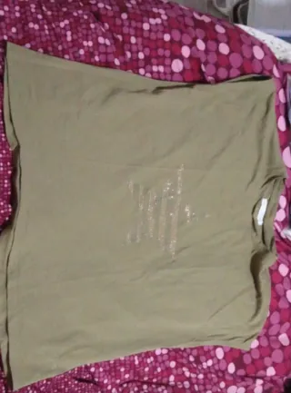 Camiseta verde con pedrería