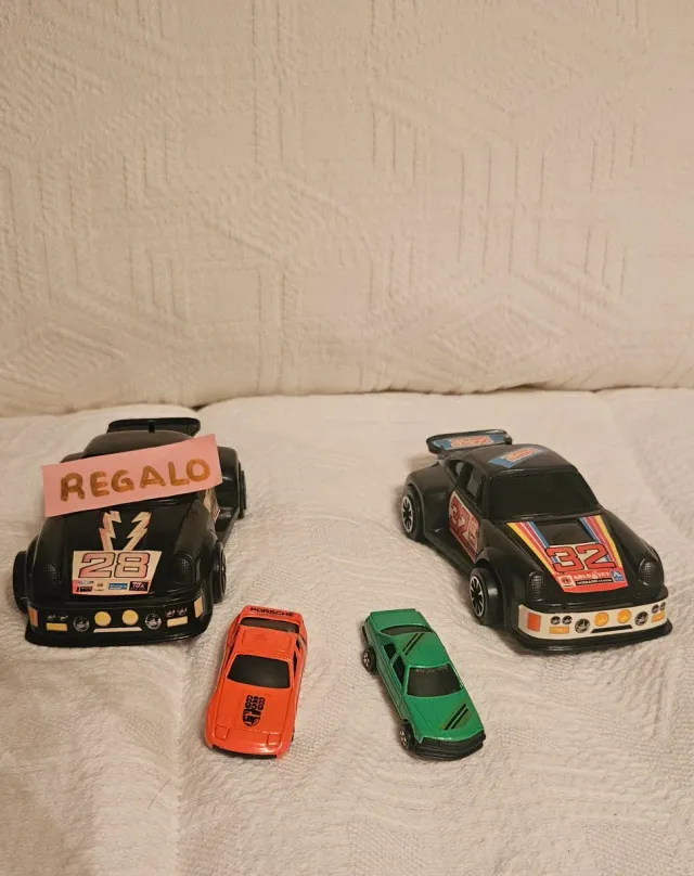 3 Macchine Giocattolo + 1 grande auto in regalo