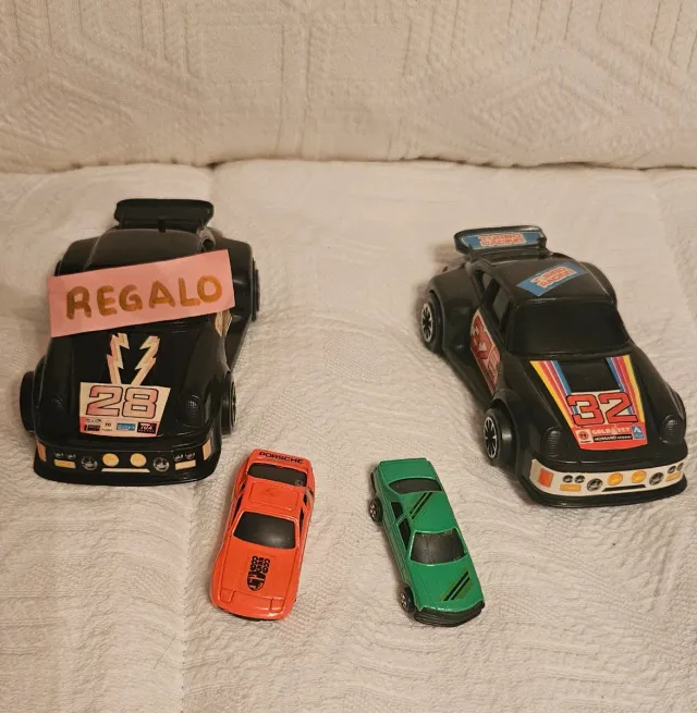 3 Macchine Giocattolo + 1 grande auto in regalo