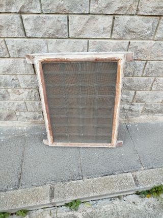 Ventana antigua con reja