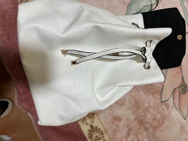 Mochila Blanca con detalles negros