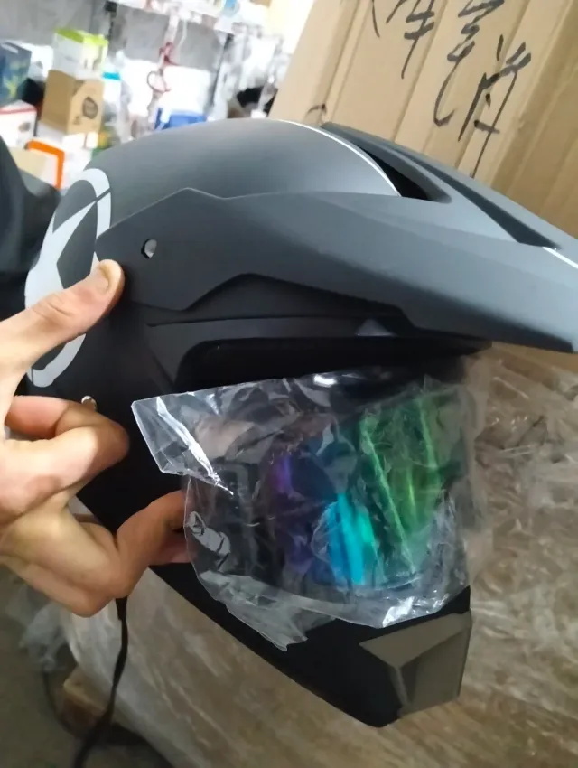 Casco de moto infantil negro con sus gafas