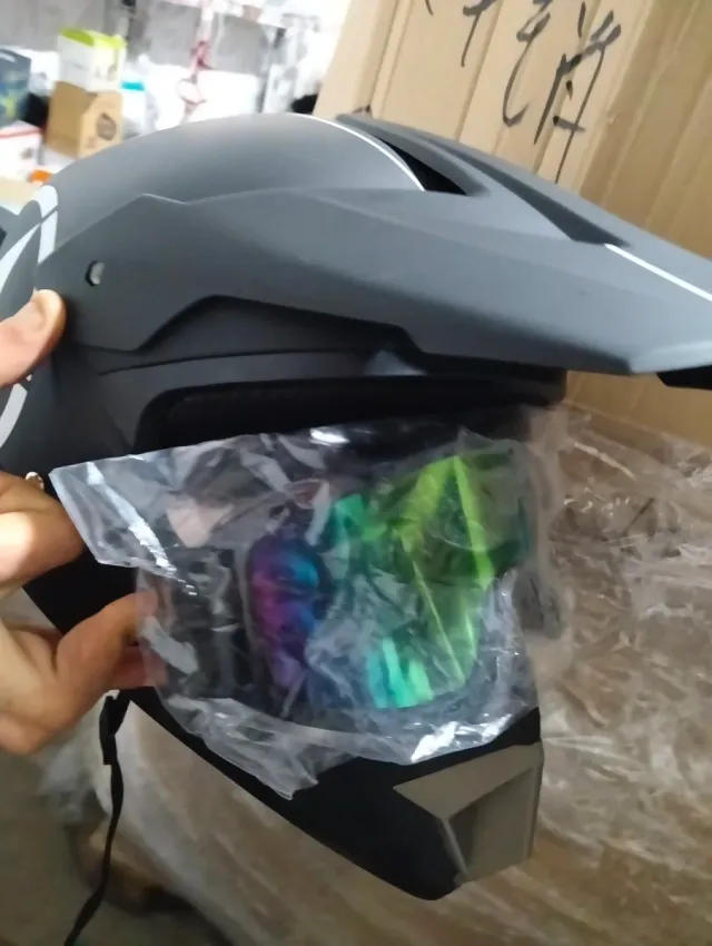 Casco de moto infantil negro con sus gafas