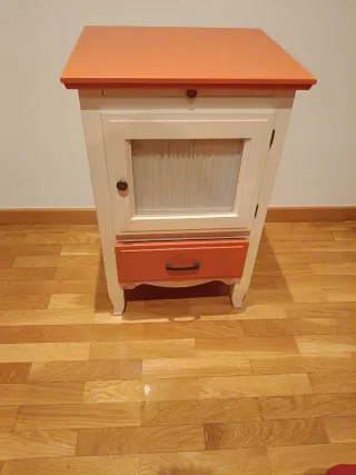 Mesita auxiliar blanca y naranja con cristal