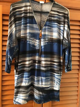 Blusón con cremallera y estampado