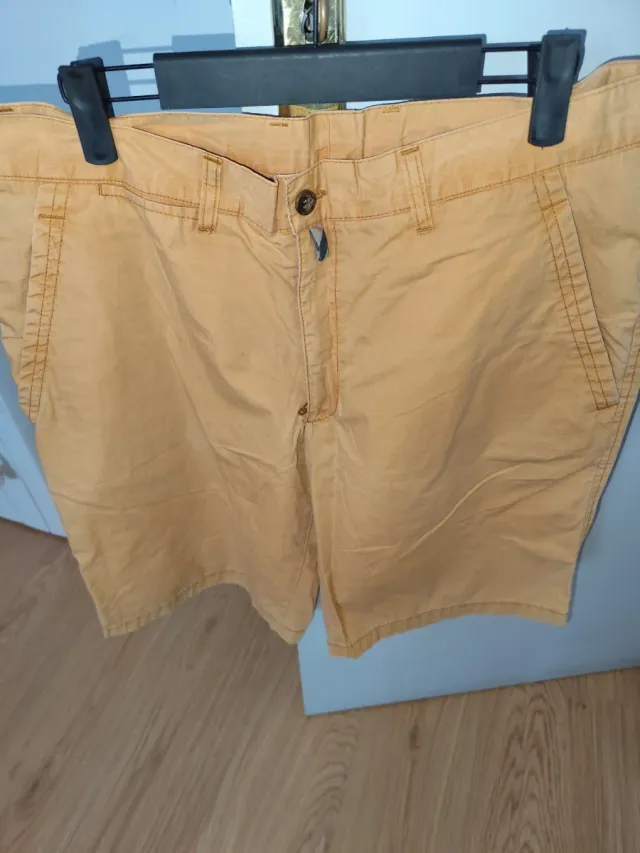 Pantalón corto hombre color mostaza