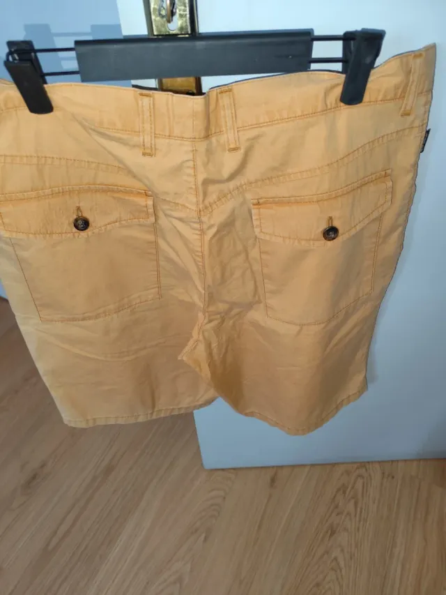 Pantalón corto hombre color mostaza