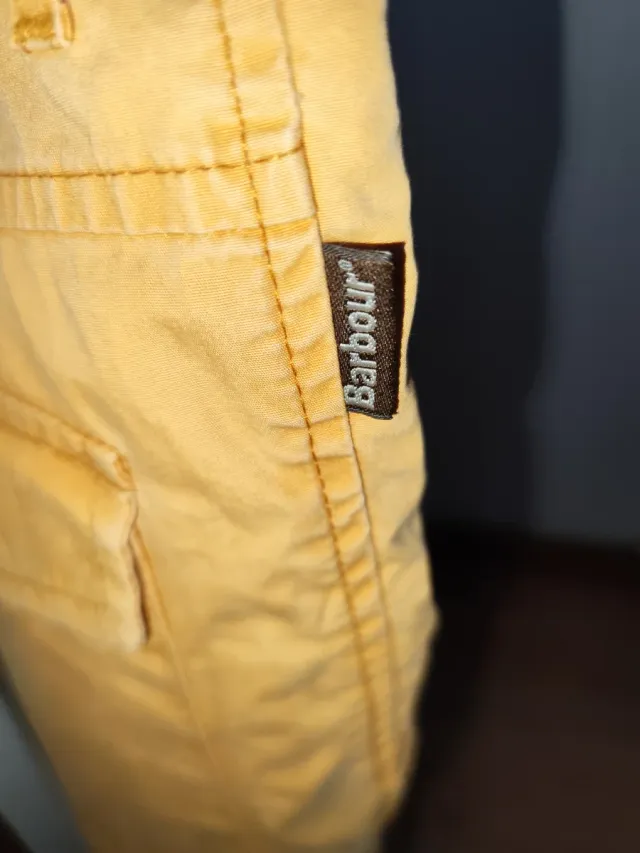 Pantalón corto hombre color mostaza