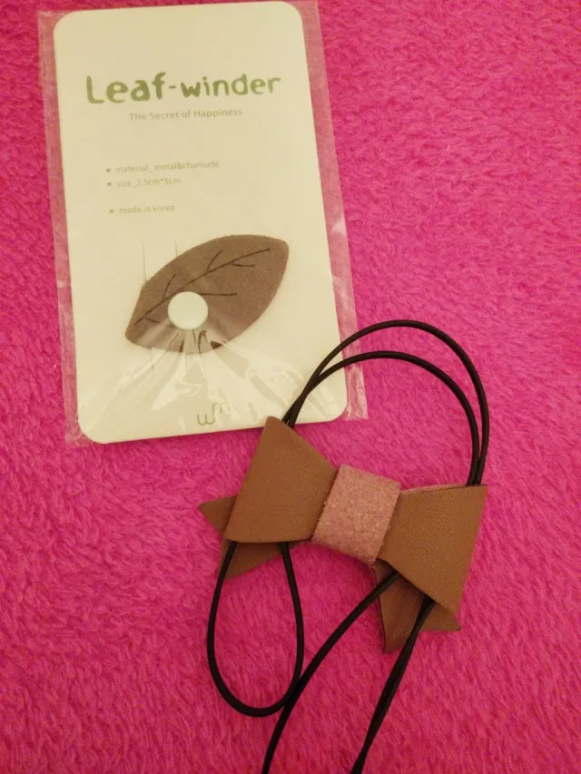 Enrolacables lazo marrone e foglia