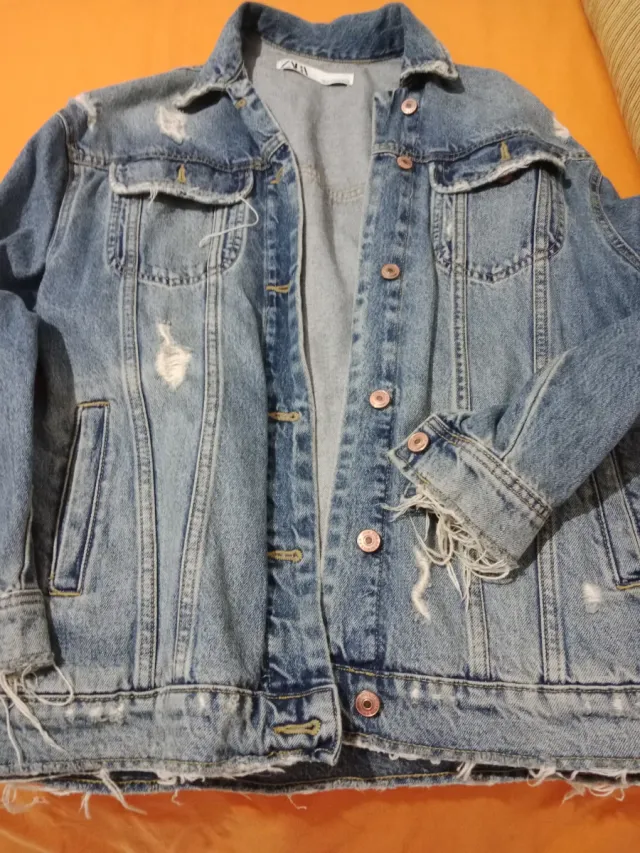 Chaqueta vaquera Zara desgastada