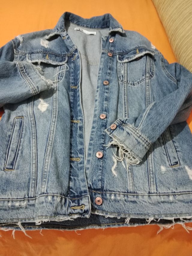 Chaqueta vaquera Zara desgastada