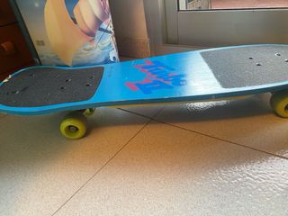Skate azul con dibujo de personaje