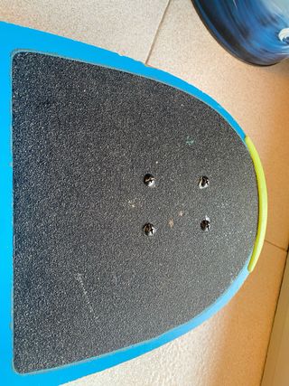 Skate azul con dibujo de personaje