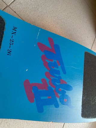 Skate azul con dibujo de personaje