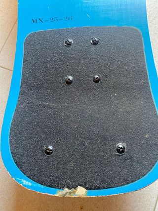 Skate azul con dibujo de personaje