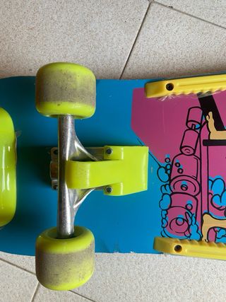 Skate azul con dibujo de personaje