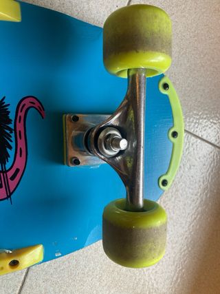 Skate azul con dibujo de personaje