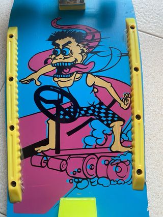 Skate azul con dibujo de personaje