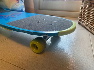 Skate azul con dibujo de personaje