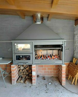Barbecue a legna con porta in vetro