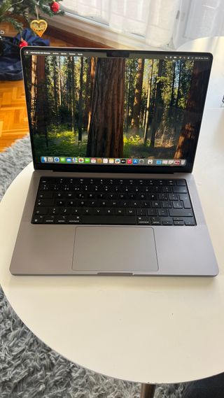 MacBook Pro 18,3 2021 14" + Cargador y cable