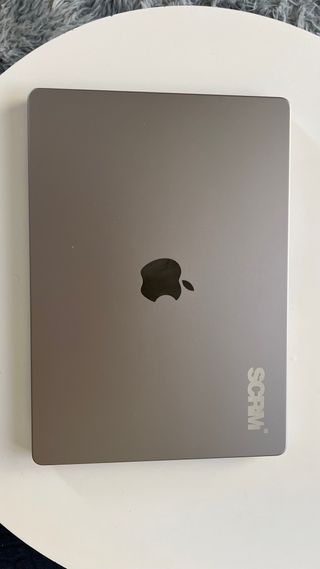 MacBook Pro 18,3 2021 14" + Cargador y cable