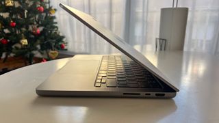 MacBook Pro 18,3 2021 14" + Cargador y cable