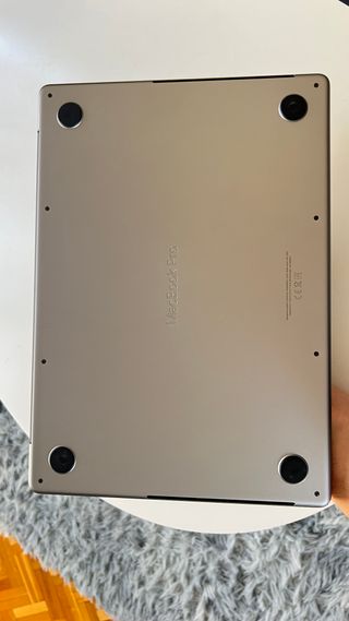 MacBook Pro 18,3 2021 14" + Cargador y cable