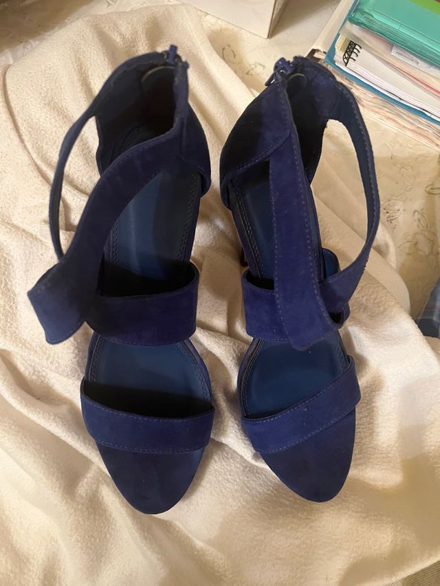 Sandalias azules de tacón
