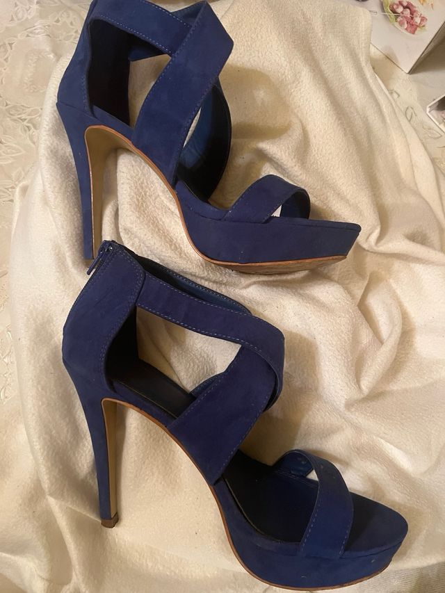 Sandalias azules de tacón