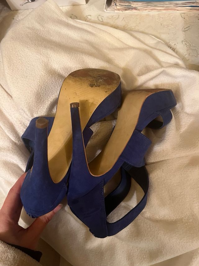 Sandalias azules de tacón
